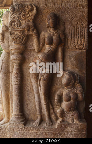 La figure sculptée d'une dame parler à un perroquet sur sa main droite. Nandi mandapa, Temple Virupaksha temple, Pattadakal Pattadakal, complexes, au Karnataka Banque D'Images