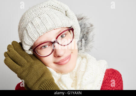 Belle jeune femme portant un foulard et un chapeau en hiver Banque D'Images