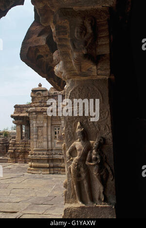 Figures sculptées de couple amoureux sur les piliers de Nandi mandapa, Temple Virupaksha temple, Pattadakal Pattadakal, complexes, Karnataka, Inde Banque D'Images