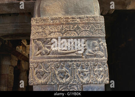 Sculpture d'une dame qui s'étendait sur un canapé avec une servante près de ses pieds. Mallikarjuna Temple, Temple Pattadakal, Karnataka, Inde Banque D'Images