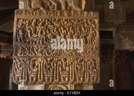Sculpture représentant tous les dieux rencontre avec Shiva, Parvati et Ganesha. Mallikarjuna Temple, Temple Pattadakal Pattadakal, complexes, Karnataka, Inde Banque D'Images