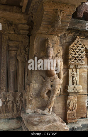La figure sculptée d'un dvarapala. Mukha-mandapa, Papanatha temple, temple Pattadakal Pattadakal, complexes, Karnataka, Inde. Banque D'Images