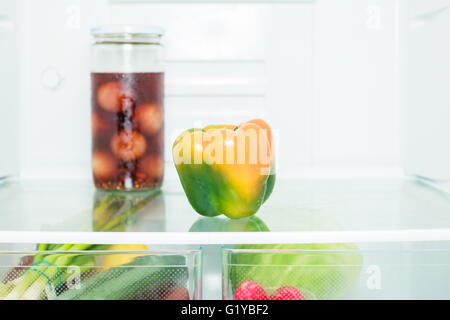 Un groupe de différents légumes dans un réfrigérateur Banque D'Images