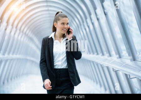 Businesswoman talking on mobile phone Banque D'Images