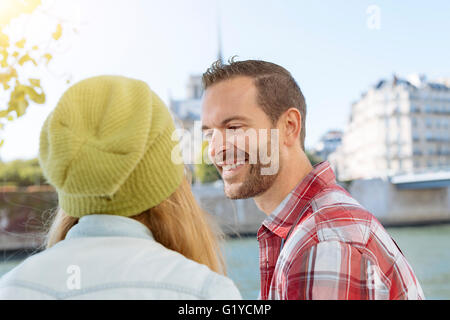 Jeune couple en visite à Paris Banque D'Images