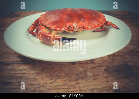 Un crabe rouge sur une plaque Banque D'Images