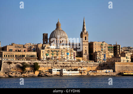 Avis de Sliema, St Pauls Cathedral et église des Carmes, le port de Marsamxett, La Valette, Malte Banque D'Images