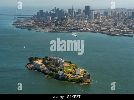 Vue aérienne, Alcatraz, Alcatraz prison island avec phare et San Francisco en arrière-plan, San Francisco Banque D'Images