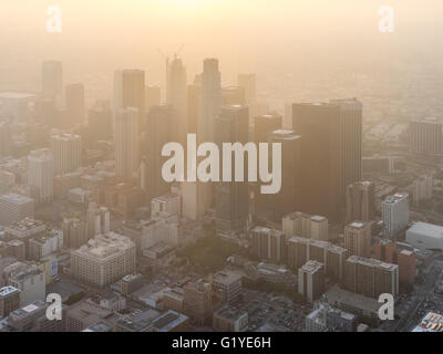 Gratte-ciel du centre-ville de Los Angeles dans la brume, le smog, Los Angeles, Los Angeles County, Californie, USA Banque D'Images