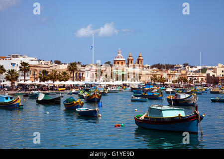 Luzzus colorés typiques, bateau de pêche, port de Marsaxlokk, Malte Banque D'Images