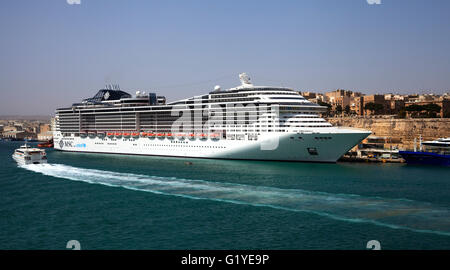 Navire de croisière MSC Preziosa dans Grand Harbour, La Valette, Malte Banque D'Images