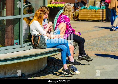 Karlskrona, Suède - mai 5, 2016 : Young adult couple eating et partage la crème glacée au soleil. Des personnes réelles dans la vie quotidienne. Banque D'Images