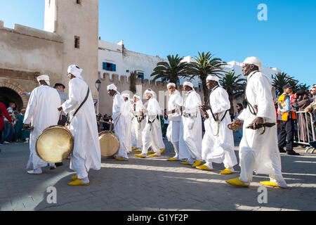 Musiciens dans le Gnawa music festival qui a lieu chaque année à Essaouira, Maroc Banque D'Images