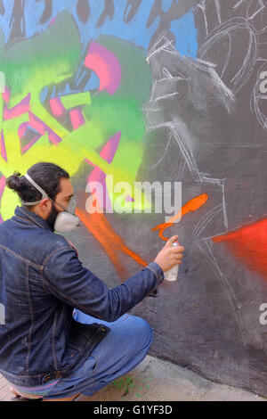 Un graffiti artiste au travail, Maroc Banque D'Images