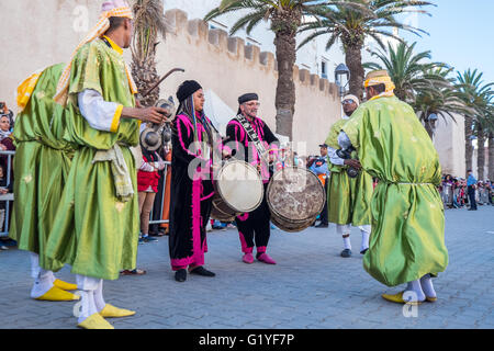 Musiciens dans le Gnawa music festival qui a lieu chaque année à Essaouira, Maroc Banque D'Images