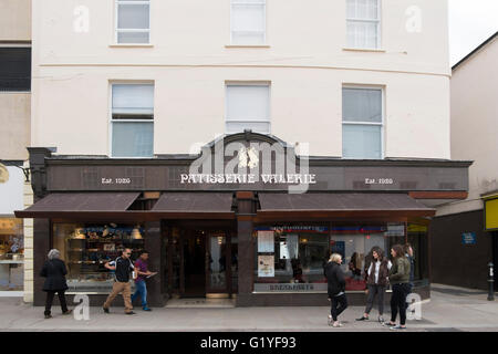 Patisserie Valerie cafe sur la rue principale à Cheltenham, Gloucestershire, Royaume-Uni Banque D'Images