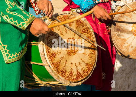 Musiciens dans le Gnawa music festival qui a lieu chaque année à Essaouira, Maroc Banque D'Images