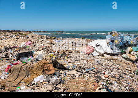 Les déchets abandonnés sur une plage sur la côte atlantique du Maroc Banque D'Images