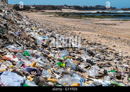 Les déchets abandonnés sur une plage sur la côte atlantique du Maroc Banque D'Images