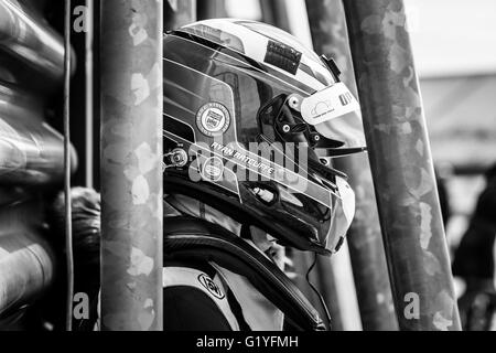 Rockingham Speedway, UK. 30 avril, 2016. BritishGT à Rockingham Speedway. Ryan Ratcliffe se prépare à la race. Banque D'Images