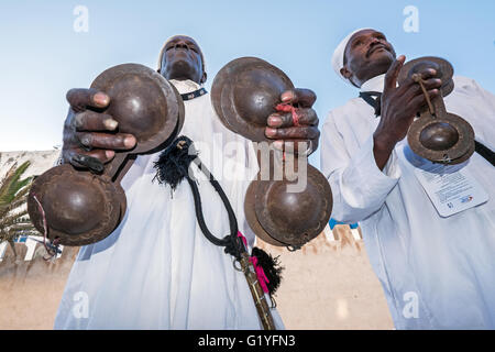 Musiciens dans le Gnawa music festival qui a lieu chaque année à Essaouira, Maroc Banque D'Images