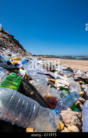 Les déchets abandonnés sur une plage sur la côte atlantique du Maroc Banque D'Images