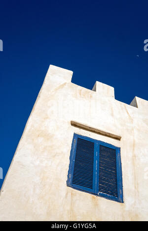 La ville fortifiée d'Essaouira sur l'Atlantique du Maroc d'authenticité. Ciel bleu et l'angle d'un bâtiment crénelé Banque D'Images