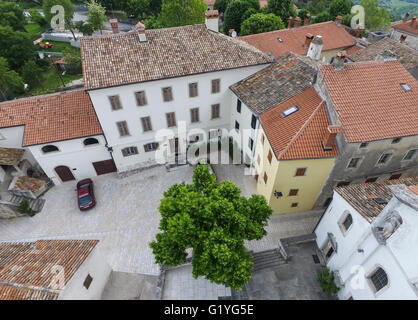 Vue aérienne d'un bourdon de la place principale du village de Pican, Istrie, Croatie centrale Banque D'Images