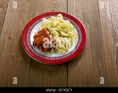 Les pâtes italiennes Les Orecchiette avec du poulet et de la sauce tomate Banque D'Images