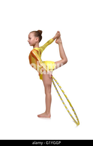 Jeune athlète artistique effectue en jaune vêtements avec hula hoop Banque D'Images