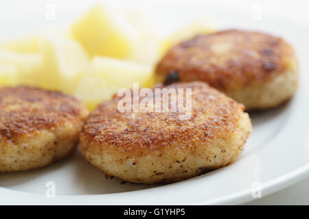 Galettes de poisson frit préparé avec des pommes de terre Banque D'Images