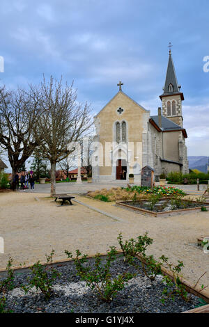 La place de la Communauté et l'Église catholique locale Eglise Saint-Martin, Vieugy, France, près d'Annecy Banque D'Images