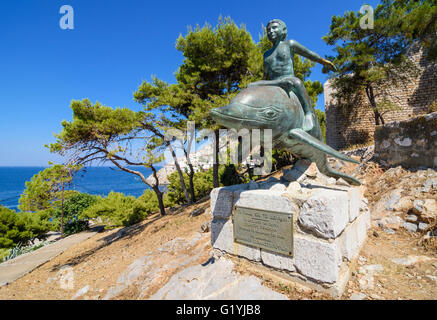 L'île d'Hydra's Boy on a Dolphin bronze statue, une oeuvre artistique sur sur le film du même nom, tourné ici en 1957, l'île d'Hydra, Grèce Banque D'Images