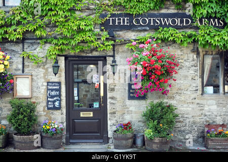 Le bras de Cotswold pittoresque pub à Burford, Oxfordshire, England, UK. Banque D'Images