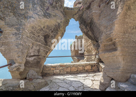 Vestiges de la forteresse de pierre sur le cap Kaliakra, Bulgarie. Banque D'Images