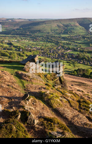 Vue sur les collines au-dessus de Bamford sur une belle après-midi ensoleillée dans le Peak District, Derbyshire, Angleterre. Banque D'Images