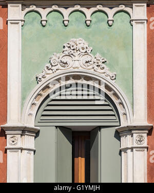 Détail d'une fenêtre en style gothique vénitien d'un vieux palais italien. Banque D'Images