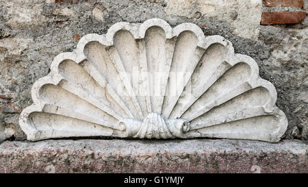 Shell décoratifs sculptés dans un style classique en marbre blanc. Banque D'Images