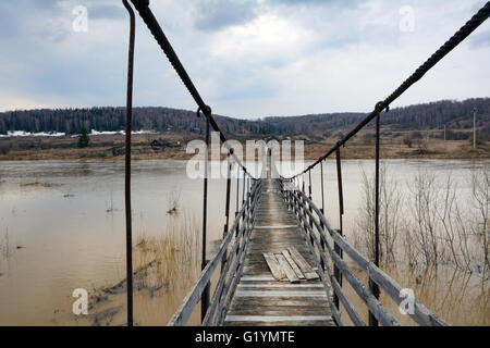 Passerelle suspendue sur la rivière Dirde, dans le village de Peteni, région de Novossibirsk Banque D'Images