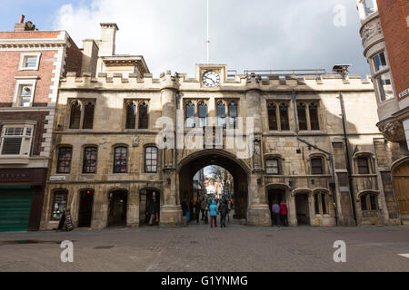 High Street avec Stonebow Gate, Lincoln, Lincolnshire, Angleterre, RU Banque D'Images