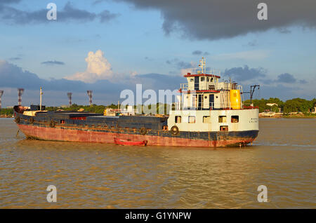 Des bateaux de transport sur le fleuve Hooghly sur un coucher du soleil la mousson, Kolkata, West Bengal, India Banque D'Images