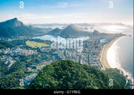 La vue panoramique sur la plage d'Ipanema et Lagoa vue depuis le dessus des deux frères Dois Irmãos Mountain à Rio de Janeiro, Brésil Banque D'Images