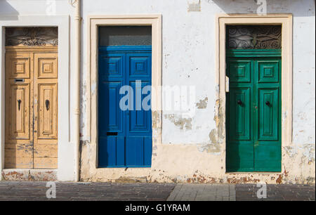 Dans les rayons de soleil du matin, 3 portes semblables, différentes dans la couleur. Maison à l'île de Malte, de l'Europe. Banque D'Images