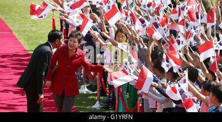 Le Président de la Corée du Sud Park Geun-hye escorts Président indonésien Joko Widodo durant la cérémonie d'arrivée à la Maison Bleue, 16 mai 2016 à Séoul, Corée du Sud. Banque D'Images