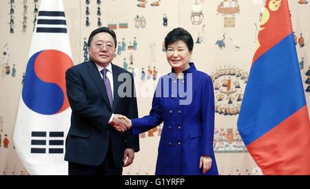 Le président sud-coréen Park Geun-hye se félicite le Président mongol Tsakhia Elbegdorj avant leur réunion bilatérale à la Maison Bleue, 19 mai 2016 à Séoul, Corée du Sud. Banque D'Images