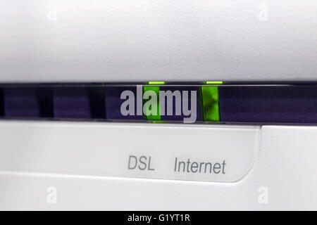 L'ADSL2 + modem connecté à l'internet avec voyant vert indicateurs DSL et internet Banque D'Images