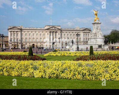 Le palais de Buckingham et de jardiniers fleurs au printemps Banque D'Images