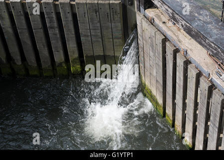 Fuite d'eau au moyen d'écluses à appâts bouchée Milton de Cambridge en Angleterre Royaume-Uni Banque D'Images