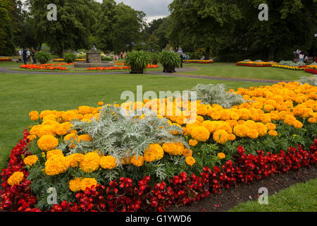 Valley Gardens, Harrogate, Yorkshire, Angleterre - très beau parc avec parterres colorés, lumineux, fontaine et les gens se détendre. Banque D'Images