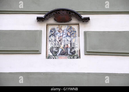 Peinture de George et le Dragon sur un bâtiment de la vieille ville de Bratislava Banque D'Images